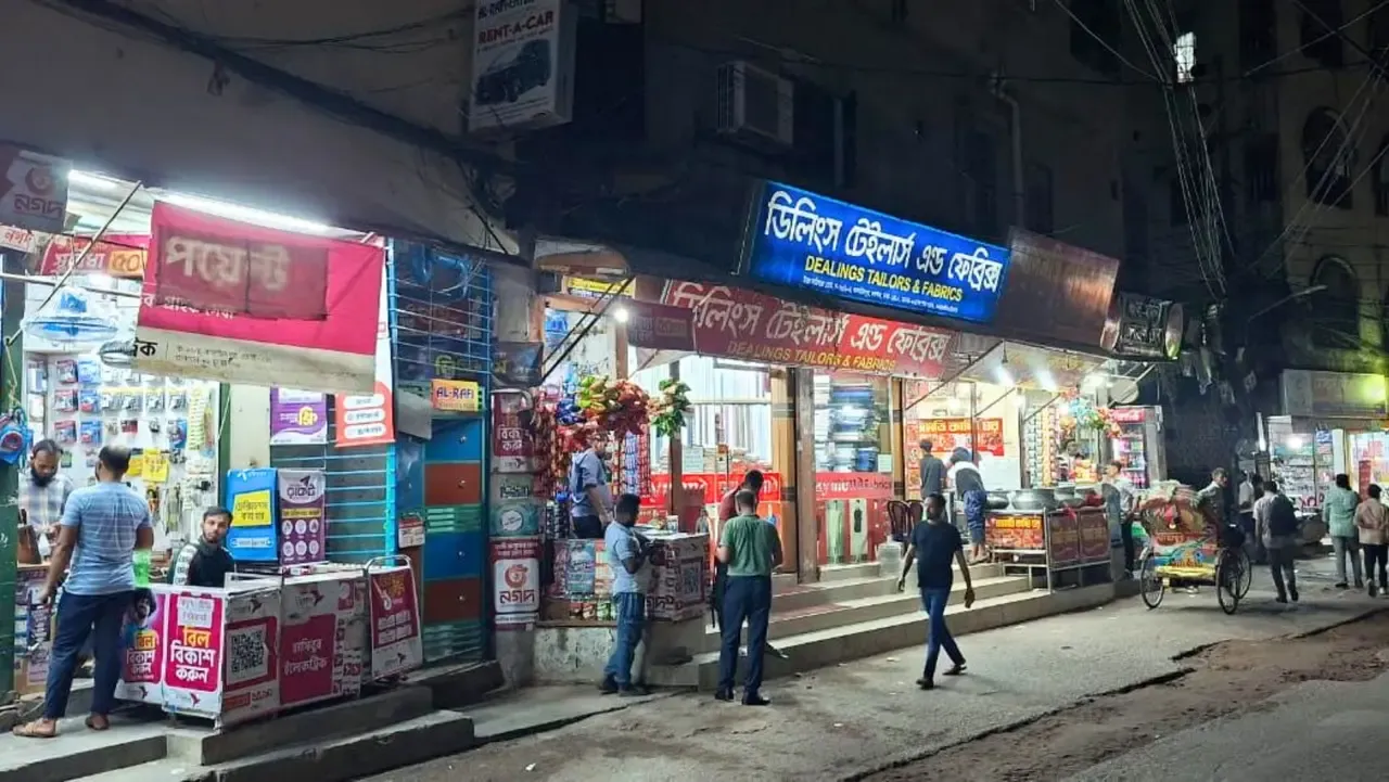 সন্ধ্যার পর অধিকাংশ দোকানপাটই খোলা, বন্ধ কিছু বড় মার্কেট