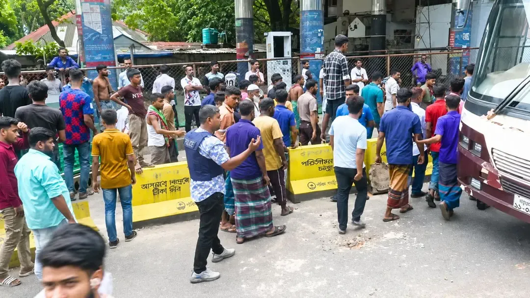 গ্যাস না পেয়ে চট্টগ্রামে সড়ক অবরোধ করে বিক্ষোভ
