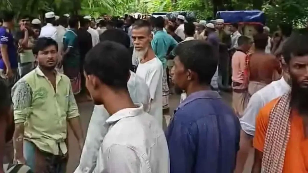 নছিমন চাপায় মাদরাসা শিক্ষার্থীর মৃত্যু, মরদেহ কাঁধে নিয়ে বিক্ষোভ