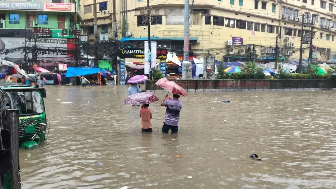 ফ্লাইওভারে পানিজট-হাঁটু থেকে কোমর পানিতে জনভোগান্তি