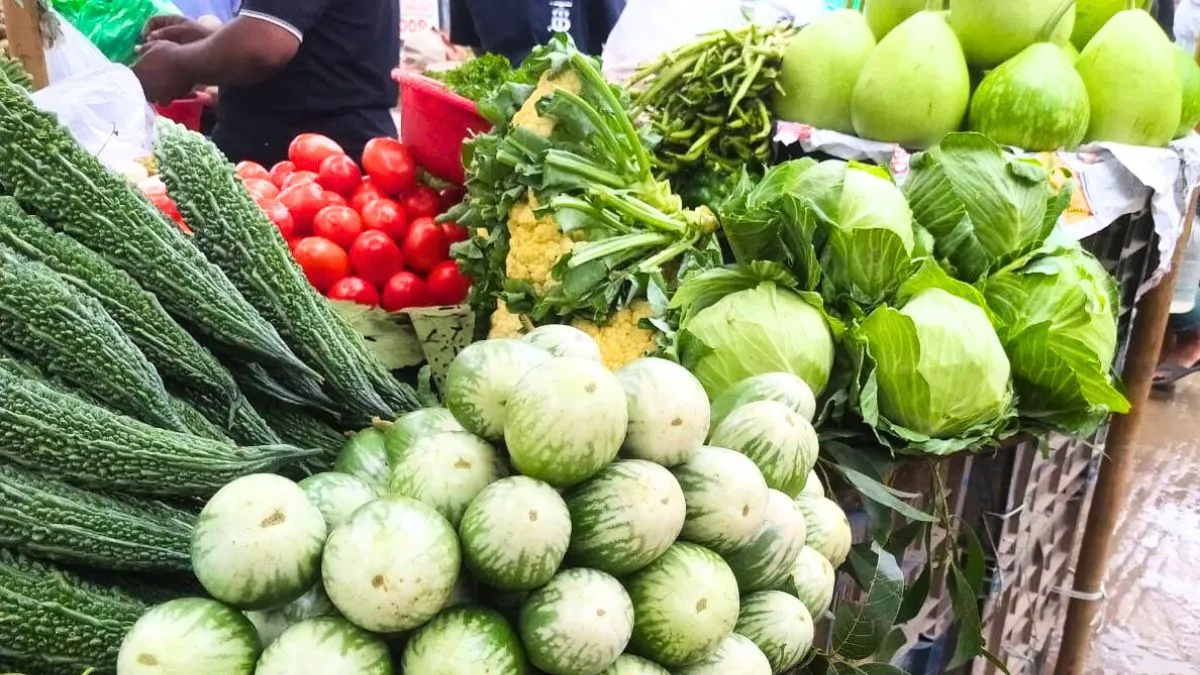 সবজির বাজারে স্বস্তি, বেড়েছে চাল-ডালের দাম