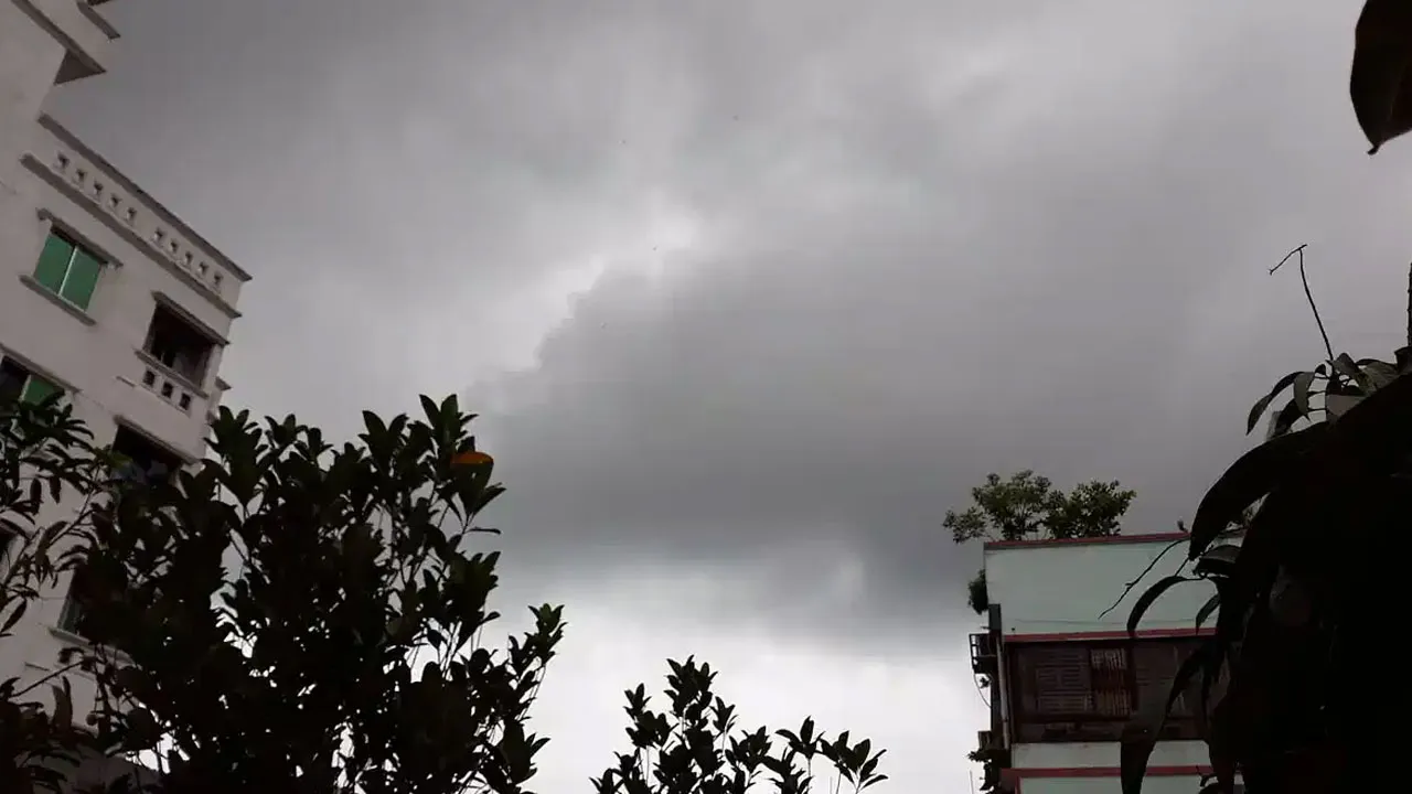 রাজধানীতে বৃষ্টি দিয়ে সকাল শুরু