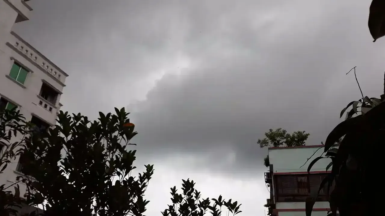 ঢাকার আকাশ মেঘলা