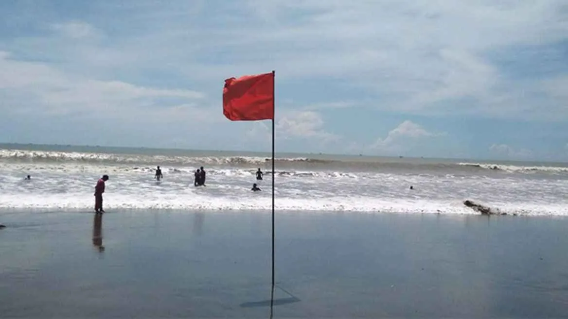 চার সমুদ্রবন্দরে তিন নম্বর সতর্ক সংকেত