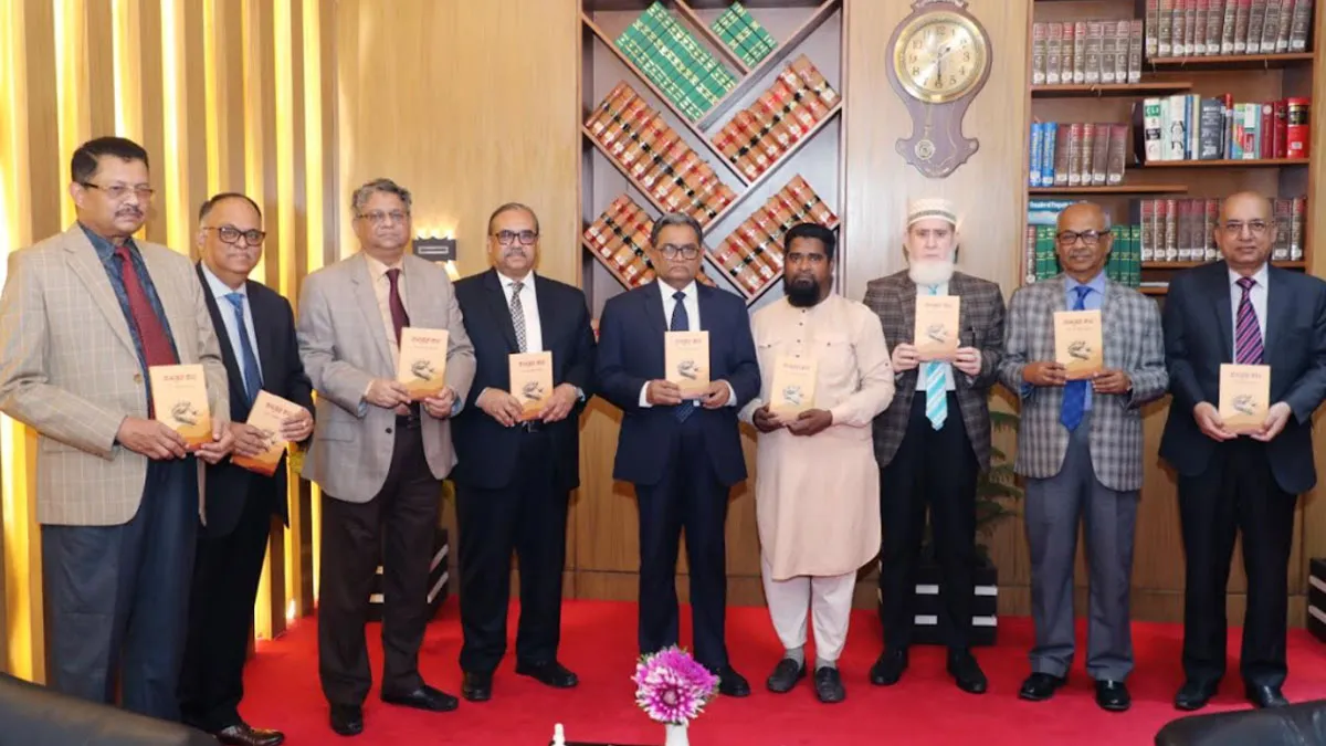‘কলমের কথা’র বইয়ের মোড়ক উন্মোচন করলেন প্রধান বিচারপতি