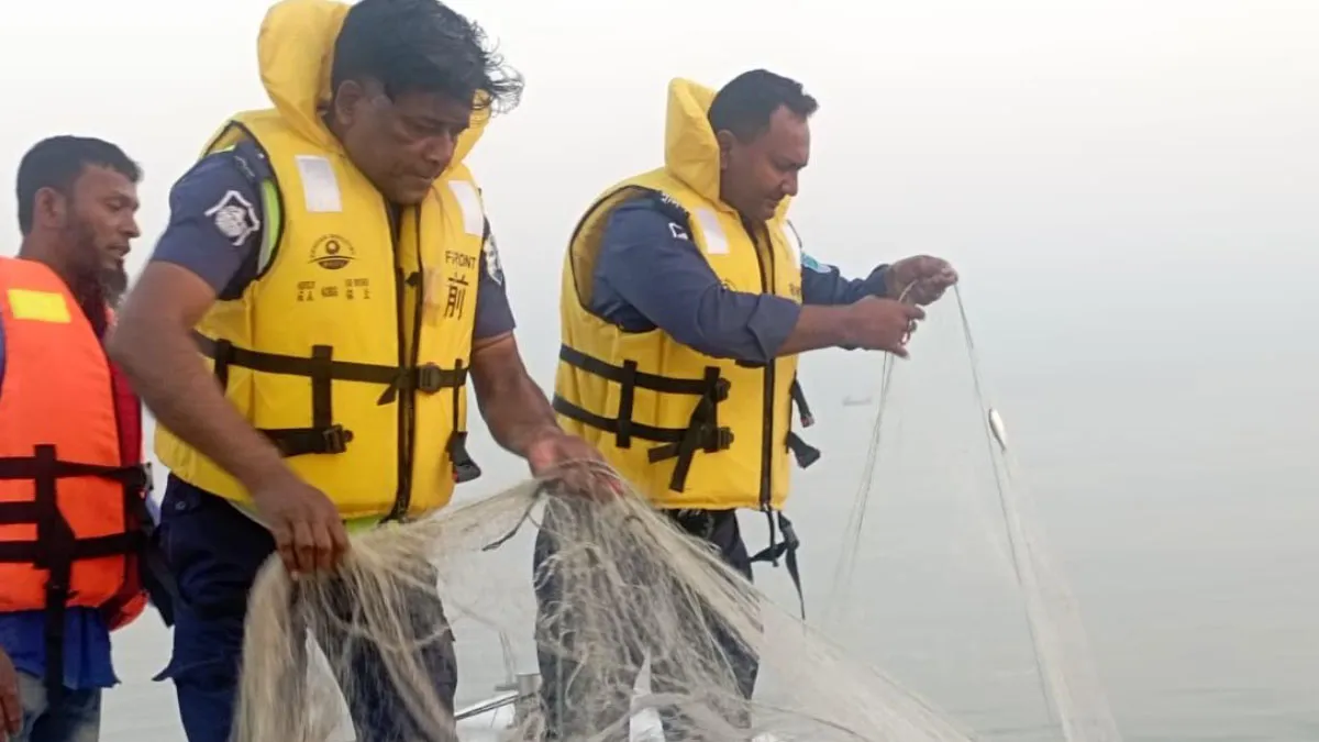জাটকা ধরায় চাঁদপুরে ৯ জেলে আটক
