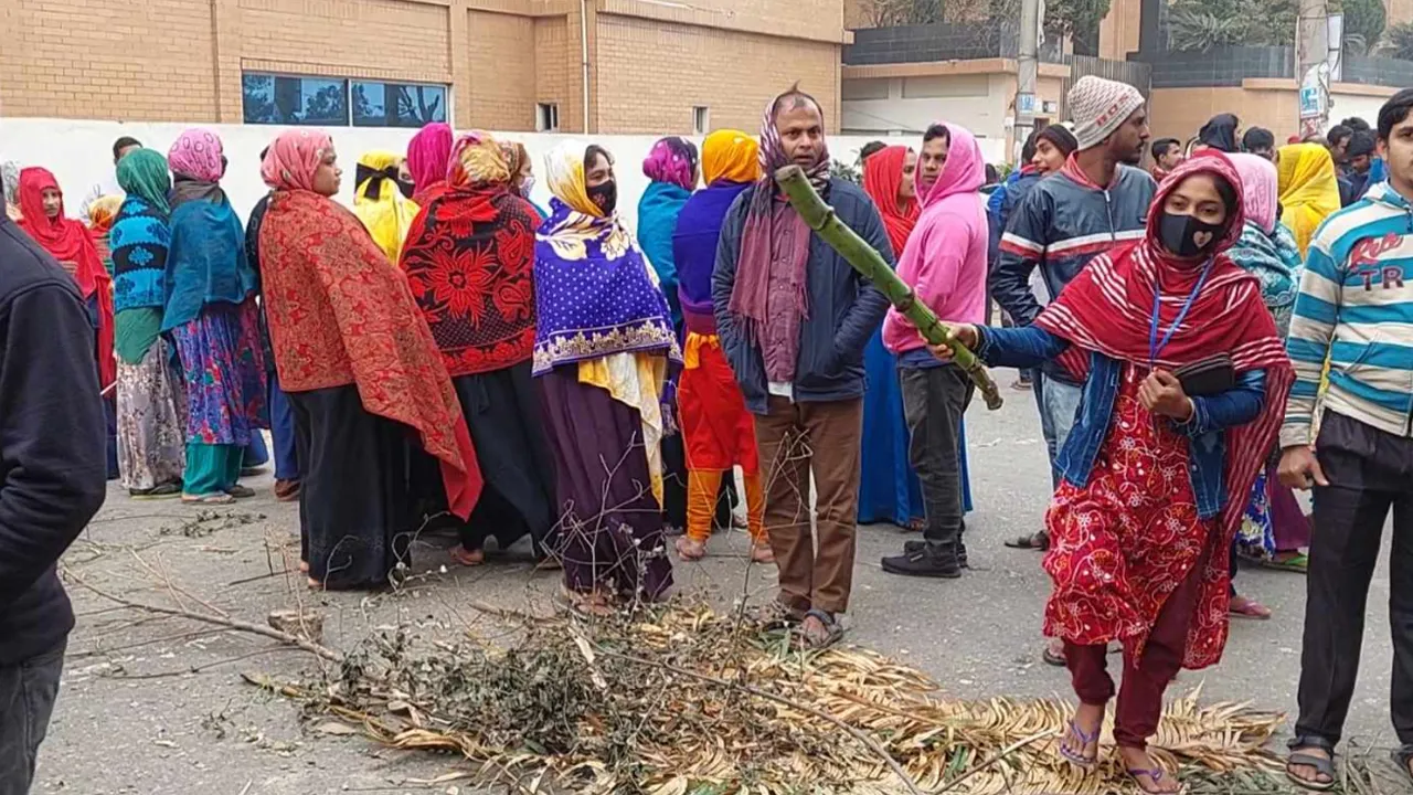 গাজীপুরে সড়ক অবরোধ করে কারখানা শ্রমিকদের বিক্ষোভ