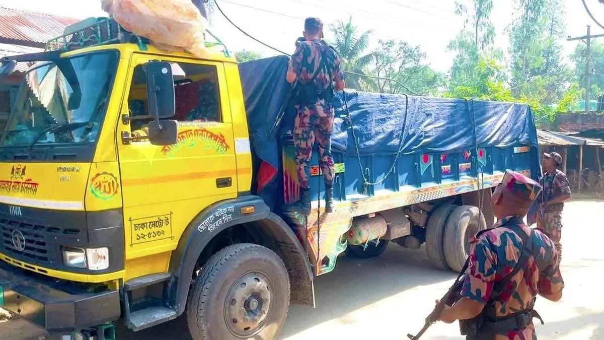 তেল পাচার রোধে সীমান্তে কঠোর অবস্থানে বিজিবি