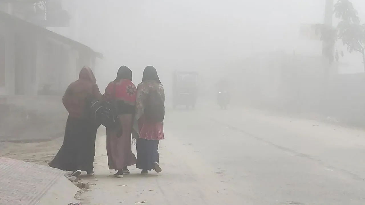 শীতে কাঁপছে দিনাজপুরের মানুষ, দেখা নেই সূর্যের