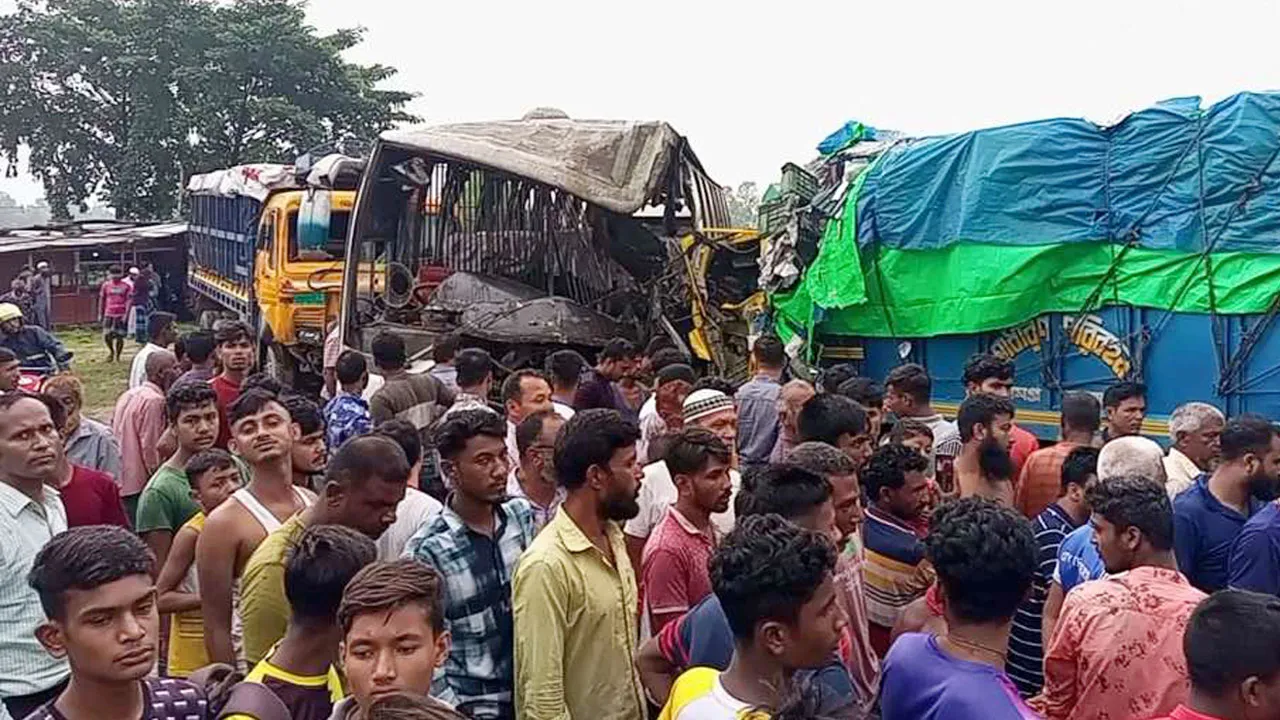 সাতসকালে বাস-ট্রাক সংঘর্ষে নিহত ৫