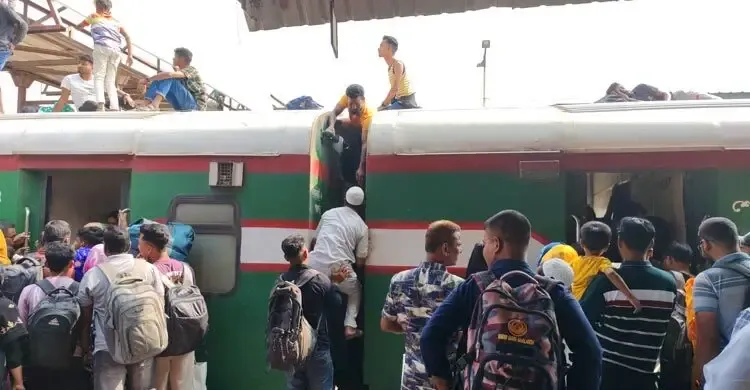 আসনের দ্বিগুন যাত্রী ছাদে নিয়ে ফিরছে ট্রেন