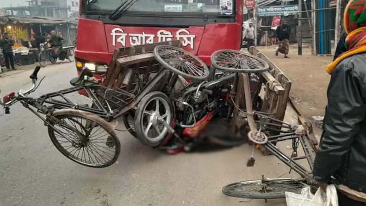 দিনাজপুরে বাসচাপায় নিহত ৪