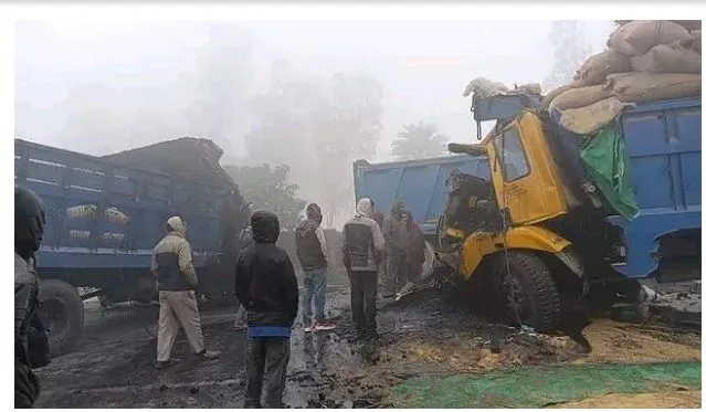 দিনাজপুরে ঘন কুয়াশায় দুই ট্রাকের মুখোমুখি সংঘর্ষ, নিহত ১