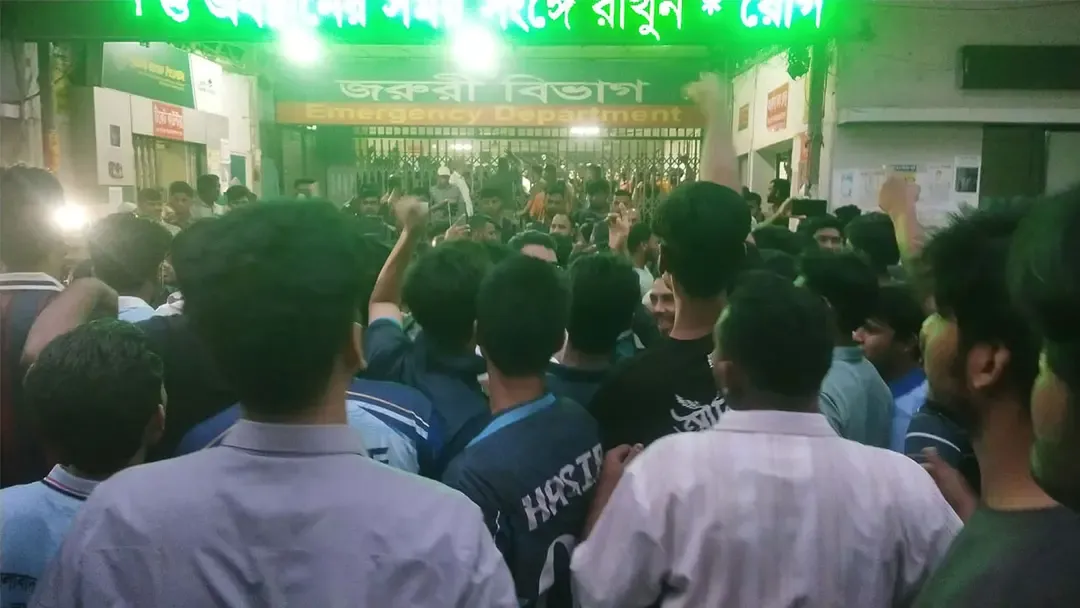 ঢাবি শিক্ষার্থীদের সঙ্গে ঢামেক চিকিৎসকদের হাতাহাতি, বন্ধ জরুরি বিভাগ