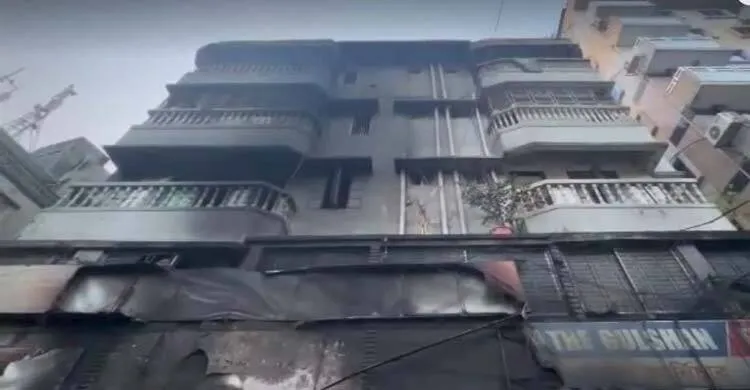 বংশালে অগ্নিকাণ্ডে নিহত ১, ধোঁয়ায় অসুস্থ ৬ জন ঢাকা মেডিকেলে