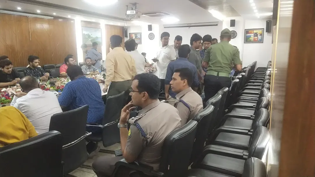 ঢামেক চিকিৎসক-শিক্ষার্থী মারামারি : সমস‍্যা সমাধানে বৈঠকে বসেছে সবপক্ষ