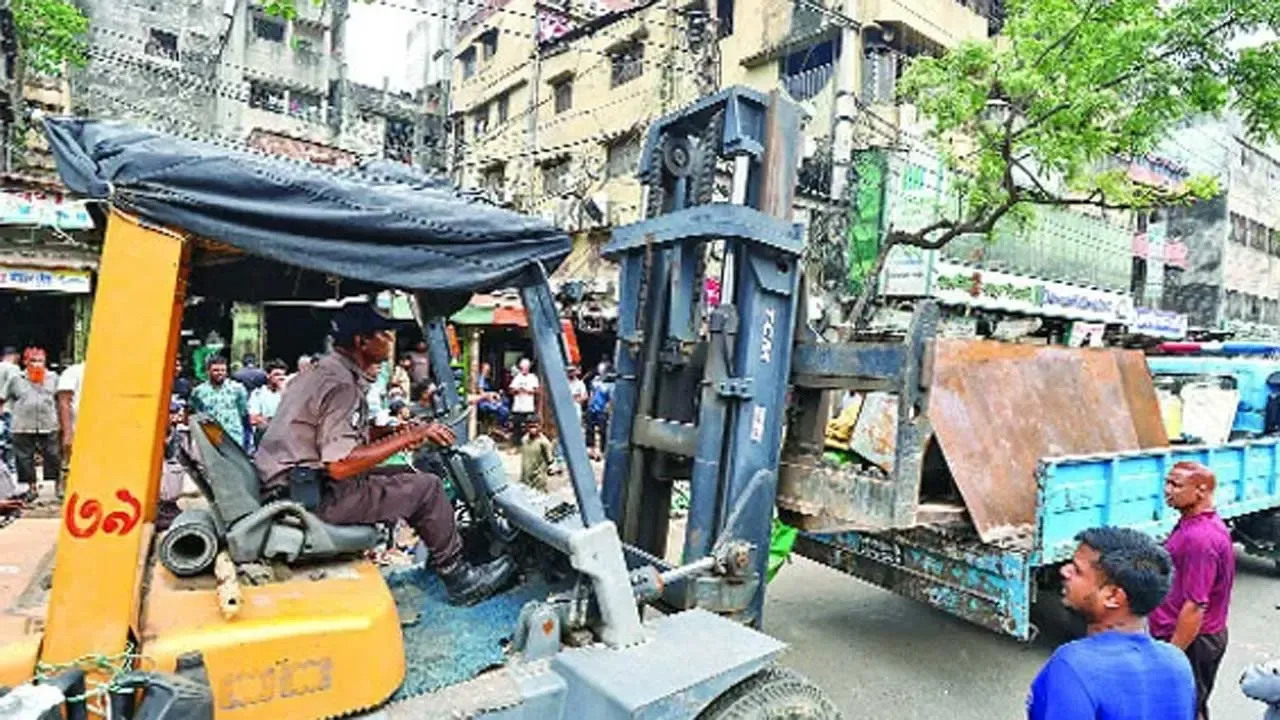 দখলমুক্তে ডিএমপির অভিযান : জরিমানা প্রায় সাড়ে ৩ লাখ