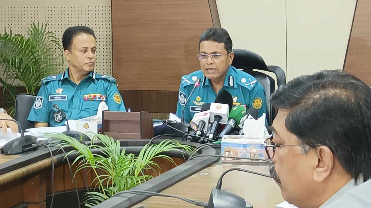 ঈদযাত্রায় বেশি ভাড়া আদায় করলে কঠোর ব্যবস্থা : ডিএমপি কমিশনার