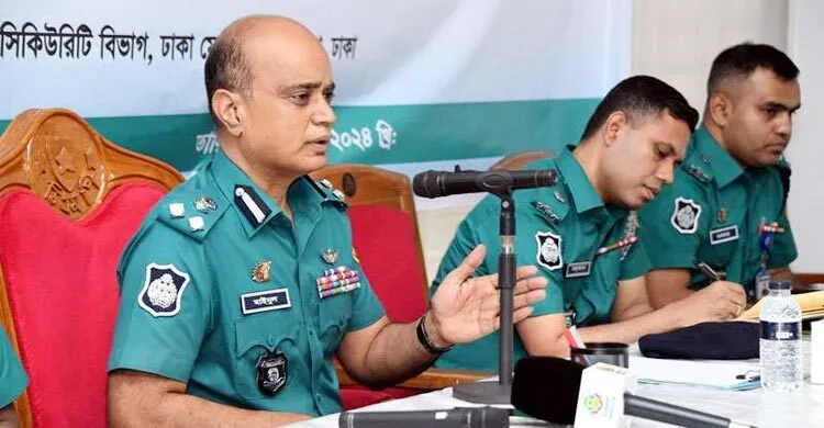 পুলিশের দায়িত্ব পালনে অপেশাদার আচরণের সুযোগ নেই : ডিএমপি কমিশনার