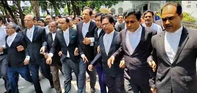 সুপ্রিমকোর্টে বহিরাগতদের হামলার প্রতিবাদে বিক্ষোভ