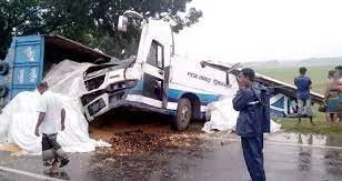 বাসের সঙ্গে ট্রাকের মুখোমুখি সংঘর্ষ, নিহত ২