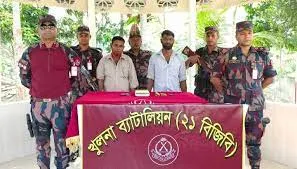 সীমান্তে স্বর্ণের বারসহ দুই পাচারকারী আটক