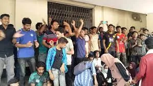 প্রশাসন ভবনে তালা লাগিয়ে রাবি শিক্ষার্থীদের বিক্ষোভ