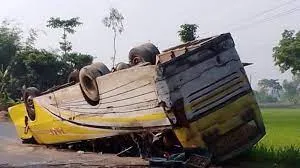 জয়পুরহাটে যাত্রীবাহী বাস উল্টে আহত ২৯