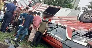 মিরসরাইয়ে বাস উল্টে ২০ যাত্রী আহত