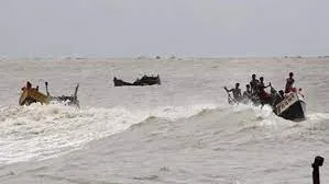 ভোলায় ১০ ট্রলার ডুবি, নিম্নাঞ্চল প্লাবিত