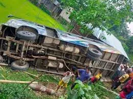 বাস নিয়ন্ত্রণ হারিয়ে খাদে, আহত ৩০