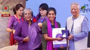 অদম্য নারী পুরস্কার তুলে দিলেন প্রধান উপদেষ্টা