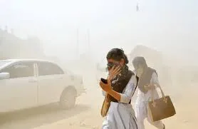 দূষিত শহরের তালিকায় ঢাকা প্রথম আজ