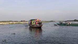 নৌকায় অশ্লীলতা, নারীসহ আটক ১৫