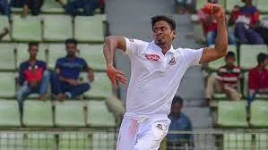 জোড়া উইকেটে দিন শুরু করলেন তাইজুল