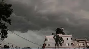 বৃষ্টিবলয়ে পুরো দেশ, ধেয়ে আসছে কালবৈশাখী