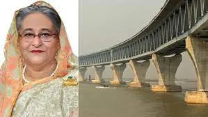 বোনকে নিয়ে পদ্মা সেতুতে হাঁটলেন প্রধানমন্ত্রী