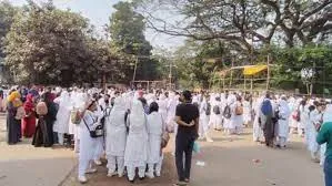 আলটিমেটাম দিয়ে সড়ক ছাড়ল শিক্ষার্থীরা