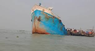 মেঘনায় ৯০০ টন জ্বালানি তেল নিয়ে জাহাজডুবি