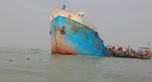 মেঘনায় ৯০০ টন জ্বালানি তেল নিয়ে জাহাজডুবি