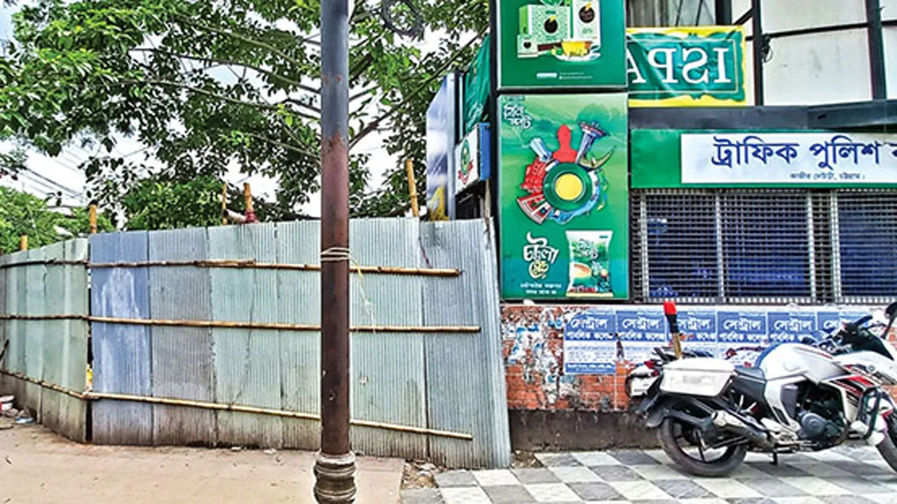 শৌচাগারের জন্য ফুটপাত বরাদ্দ, পুলিশের ‘না’!