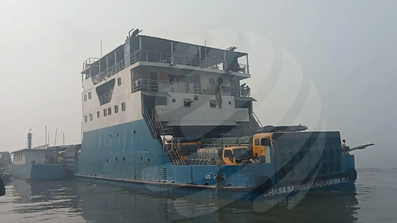 ৬ ঘণ্টা পর দৌলতদিয়া-পাটুরিয়া নৌরুটে ফেরি চলাচল শুরু