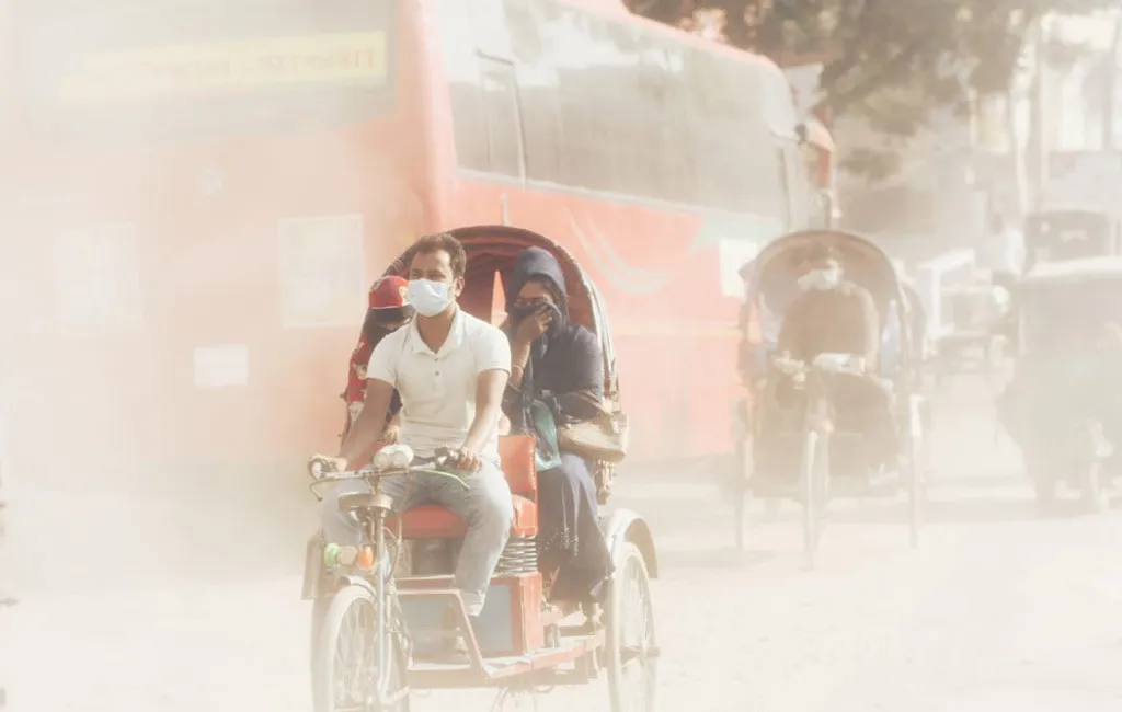 বায়ুদূষণে শীর্ষ থেকে নেমে সাতে ঢাকা