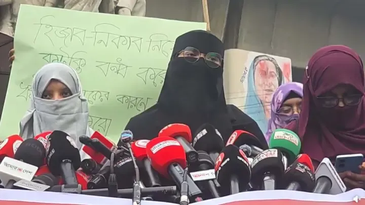 নিকাব পরা ছাত্রীকে কটাক্ষ করায় ঢাবি শিক্ষার্থীদের ক্লাস বর্জন
