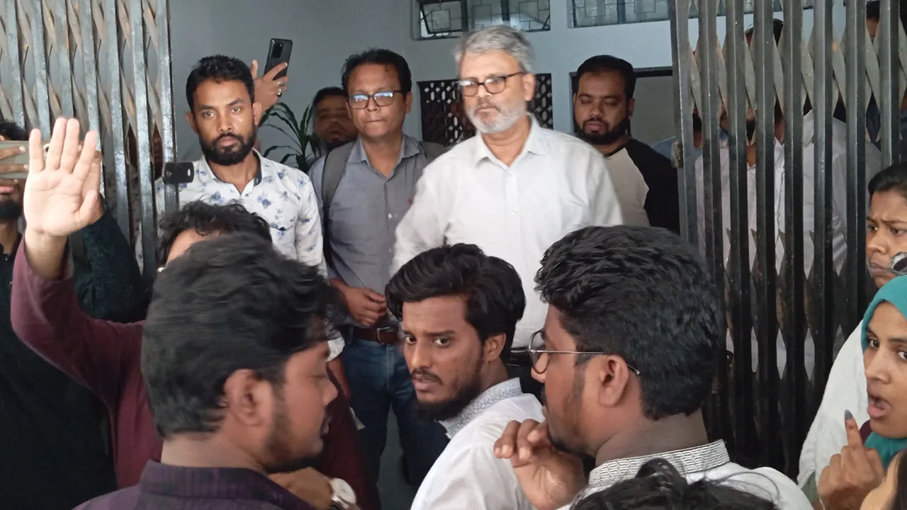 সোমবারের মধ্যে কমিশন ও বুধবারের মধ্যে তফসিল চেয়ে বাগছাসের বিক্ষোভ