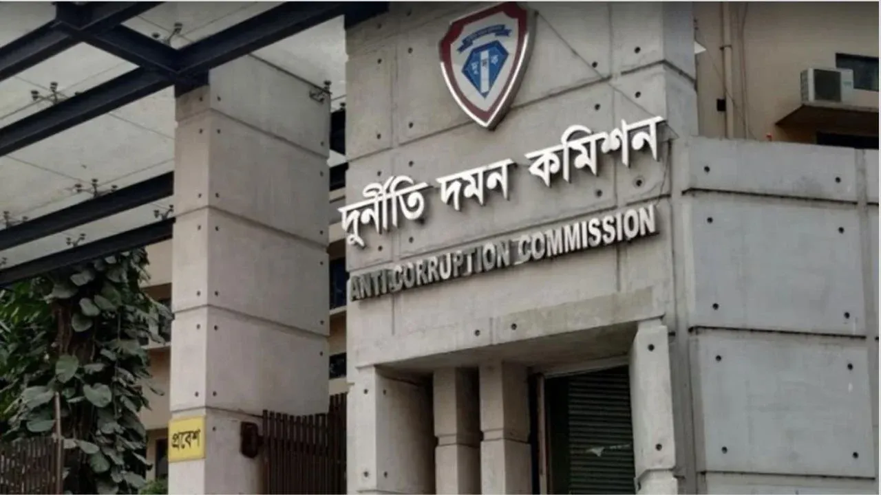 দুদক চেয়ারম্যান ও দুই কমিশনারের পদত্যাগ