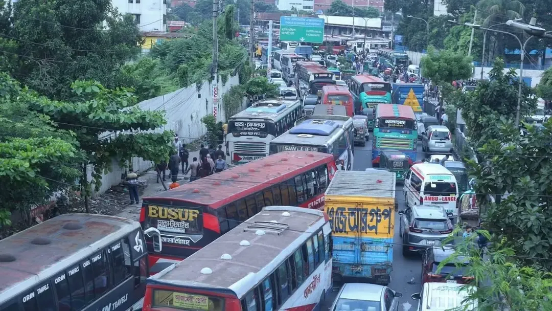 রাস্তা ছেড়েছেন পরিবহন শ্রমিকরা