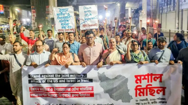 ইরানে হামলার প্রতিবাদে রাজধানীতে বাসদের মশাল মিছিল