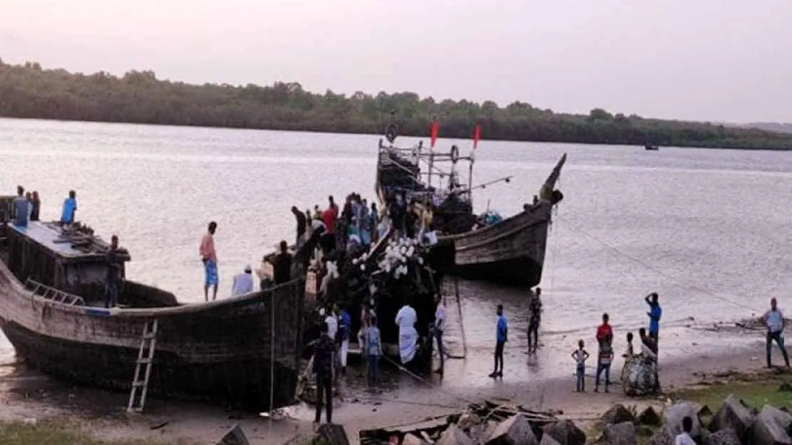বঙ্গোপসাগরে ফিশিংয়ের ধাক্কায় ট্রলারডুবি, নিহত১,নিখোঁজ ১
