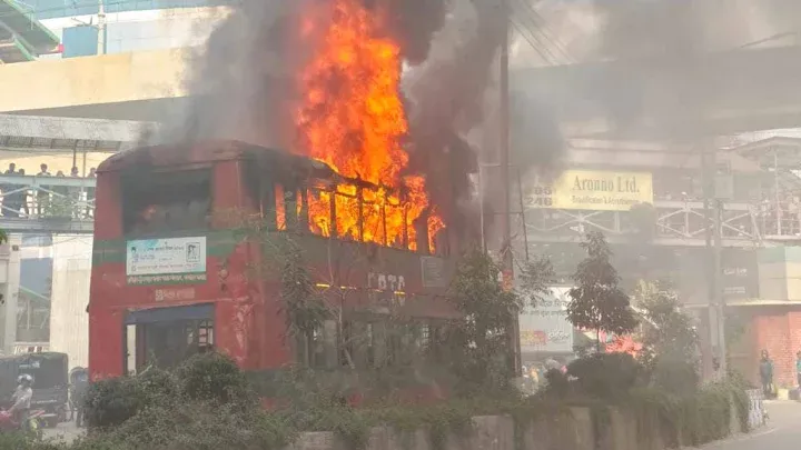 অগ্রণী ব্যাংকের স্টাফ বাসে আগুন
